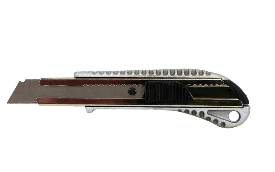 Нож 1076-08-09 с выдвижным лезвием 18 мм
