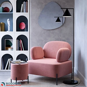 Зона гостиной с выразительным креслом и пуфом пыльно-розового цвета